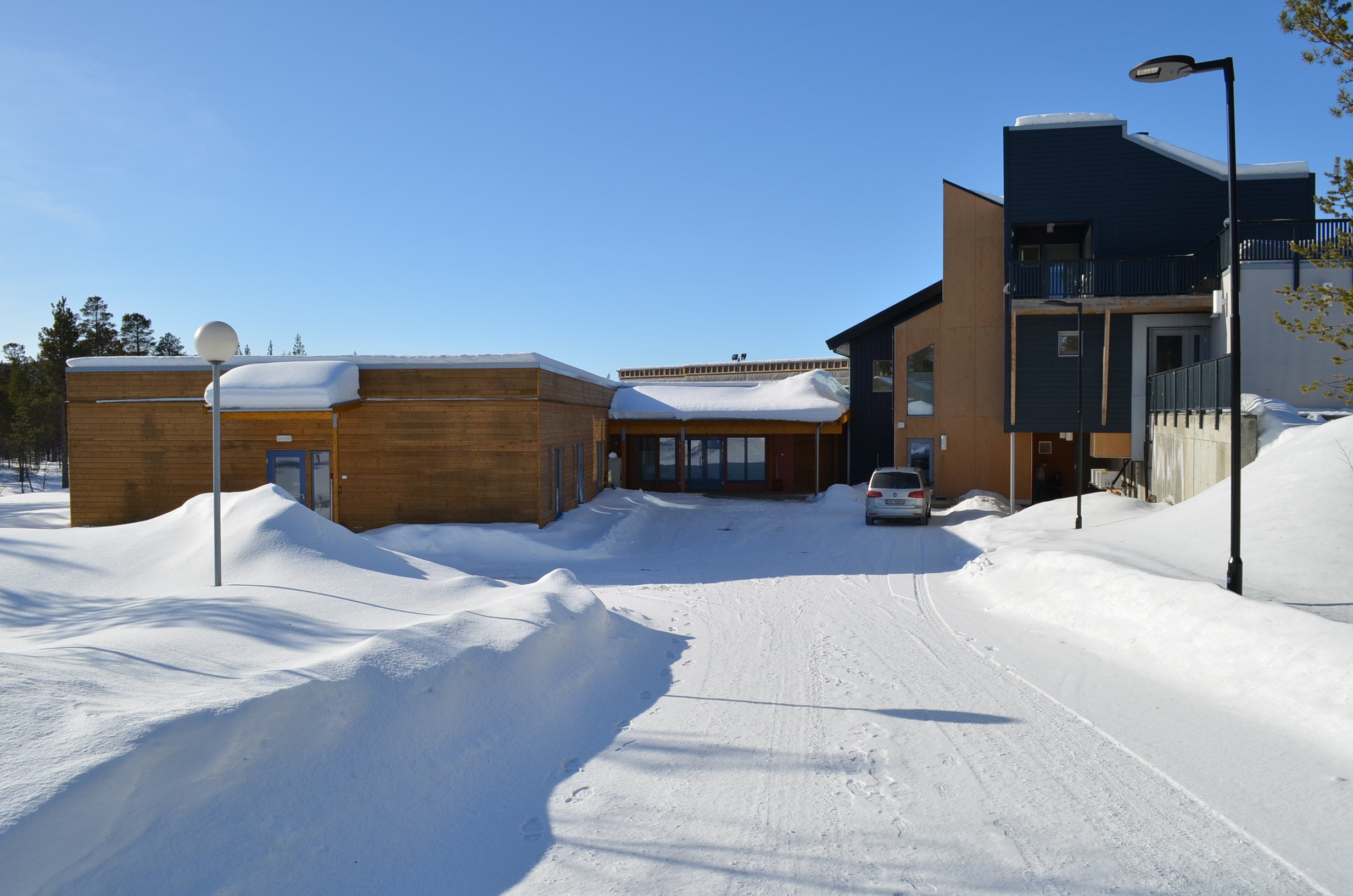 En bygning med en bil parkert i snøen
