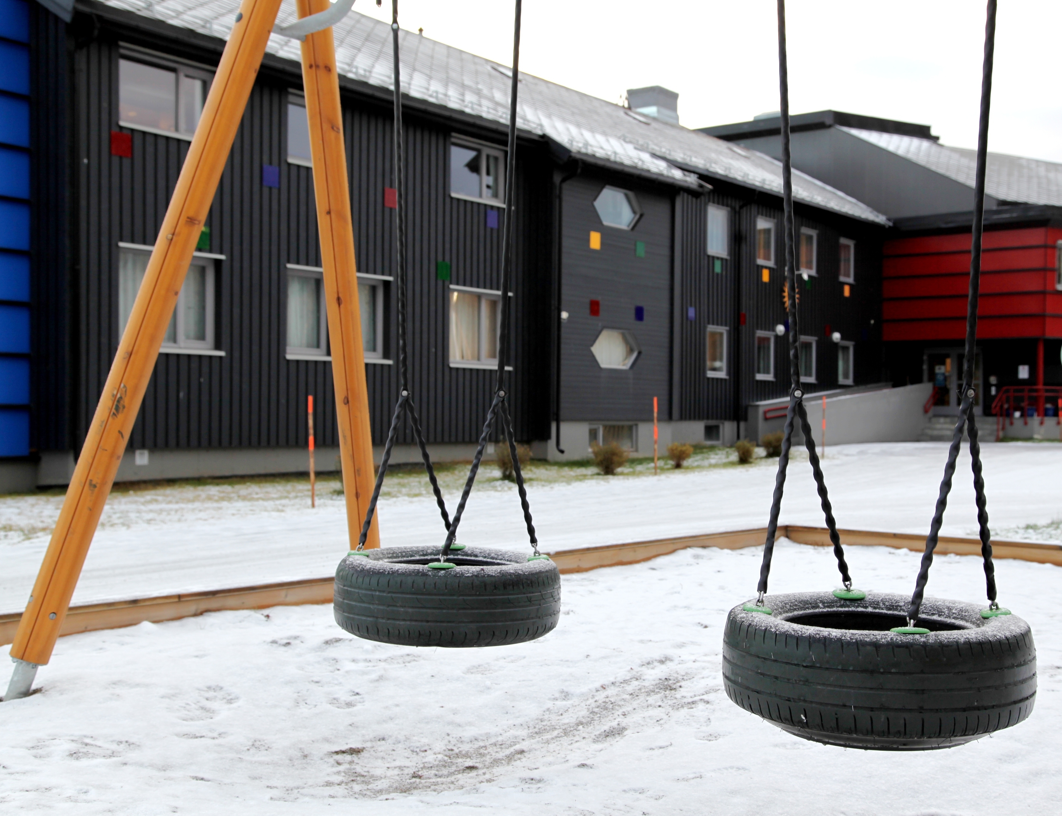 En huske satt i snøen