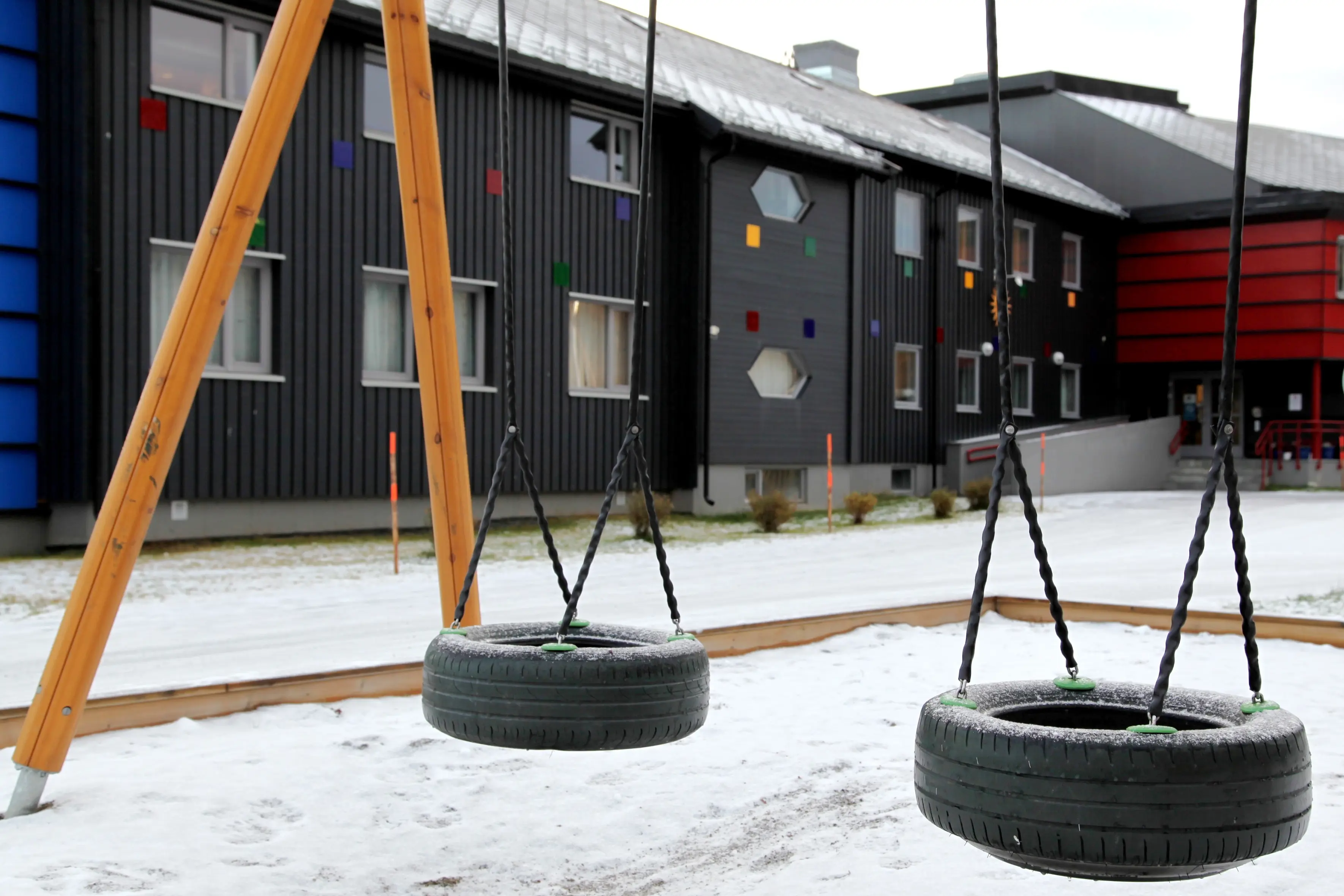 En huske satt i snøen