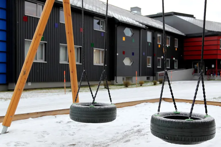 En huske satt i snøen