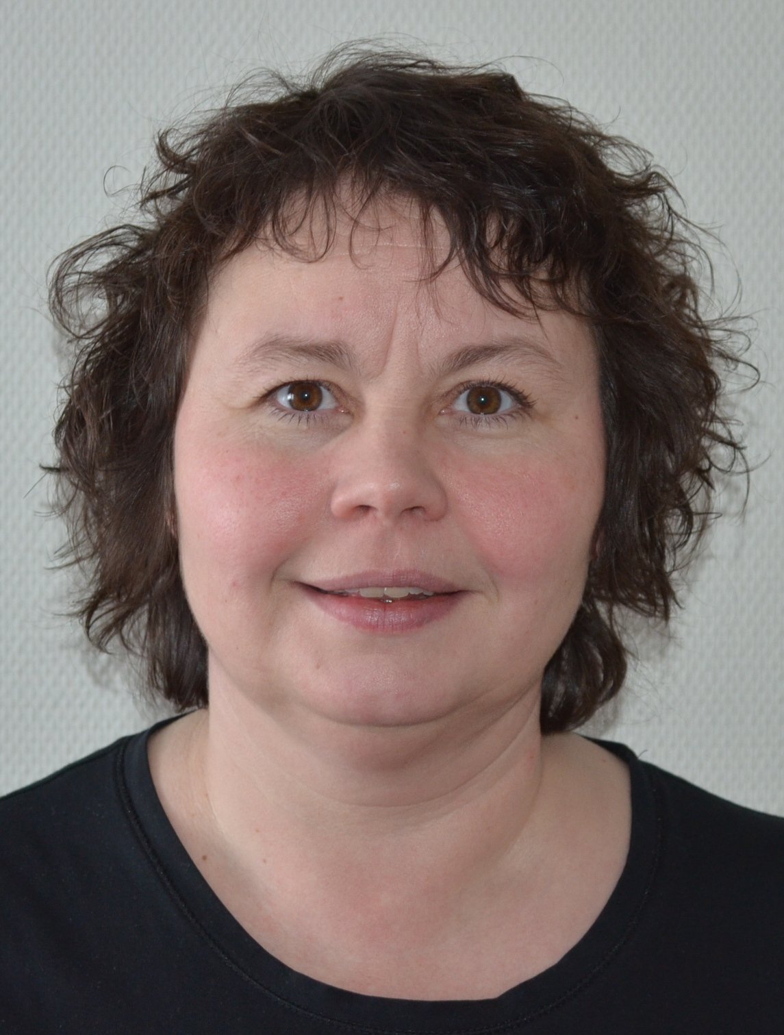 En person med krøllete hår