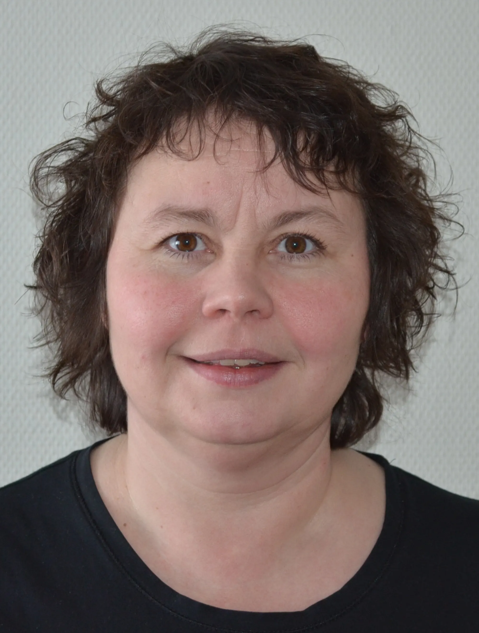 En person med krøllete hår
