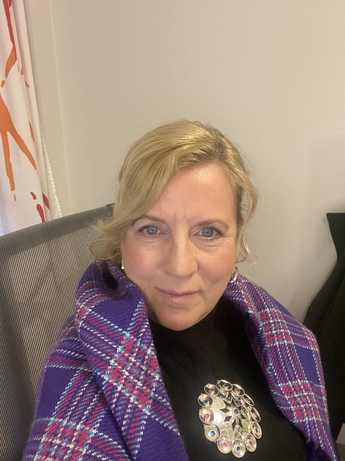 En person som sitter i en stol