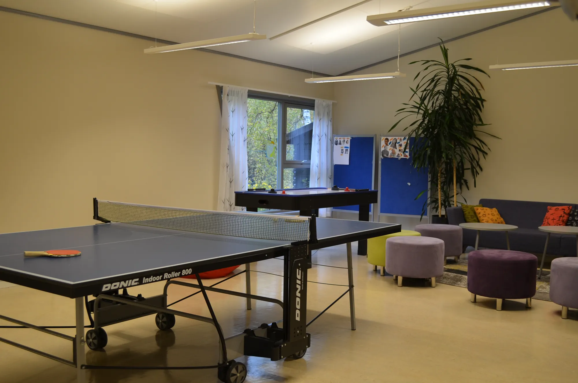 Et rom med bord og stoler