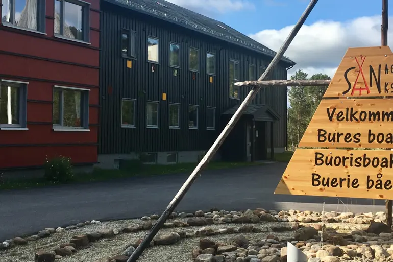 Et skilt i veikanten