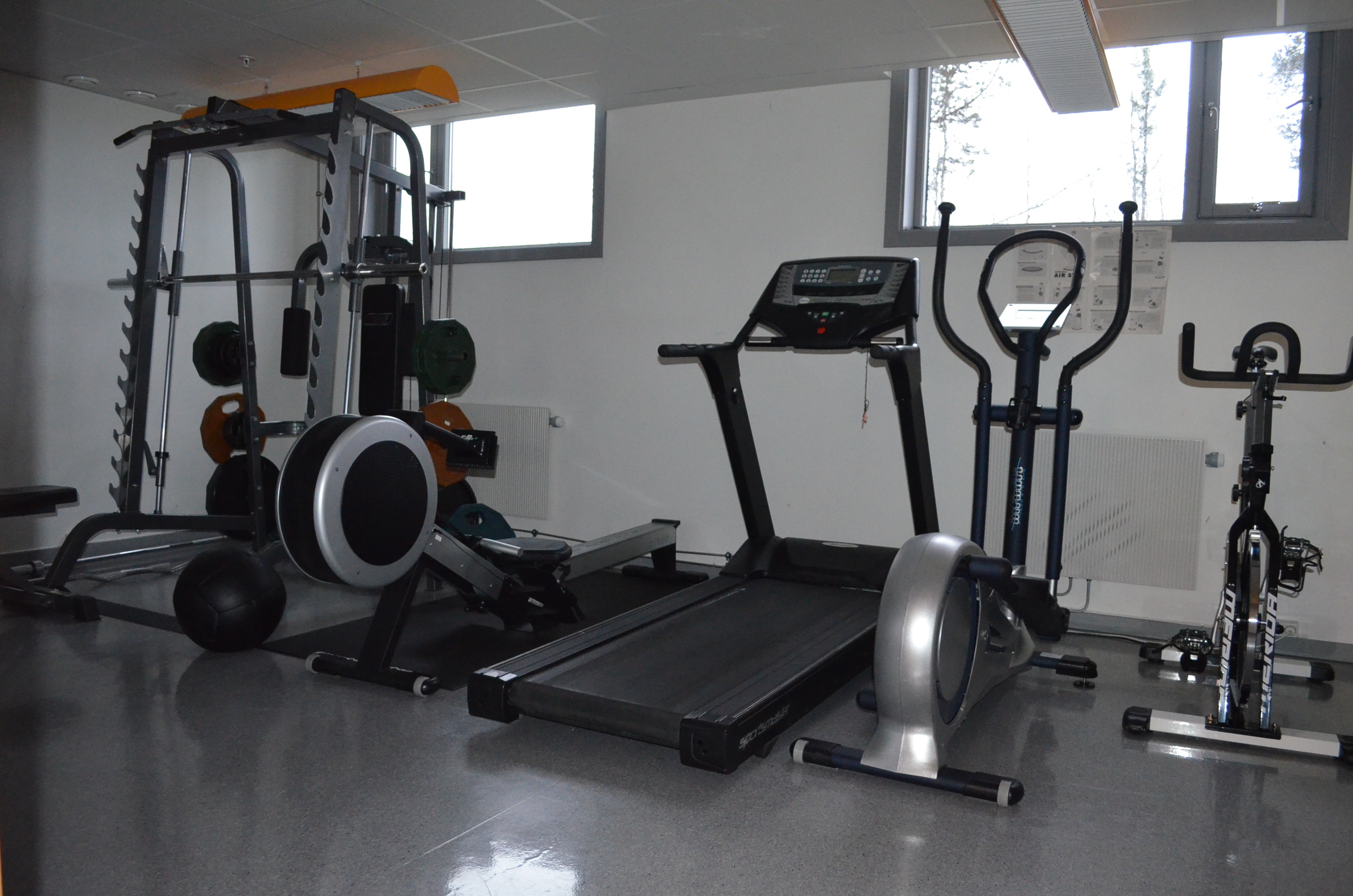 Et treningsstudio med treningsutstyr