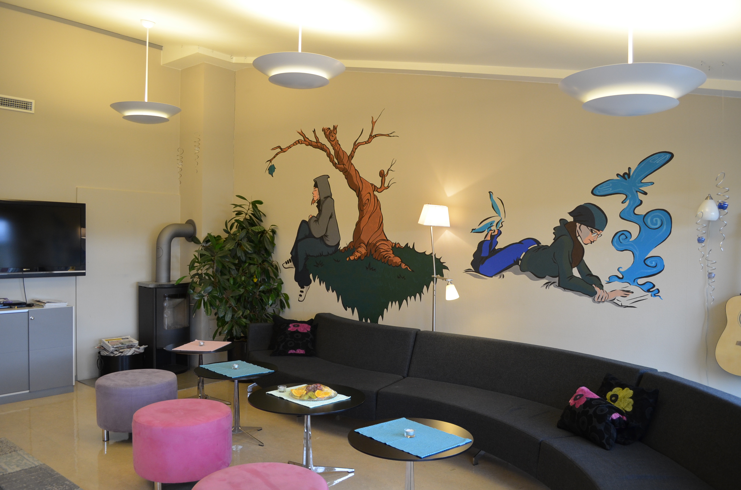 En stue med sofa og TV