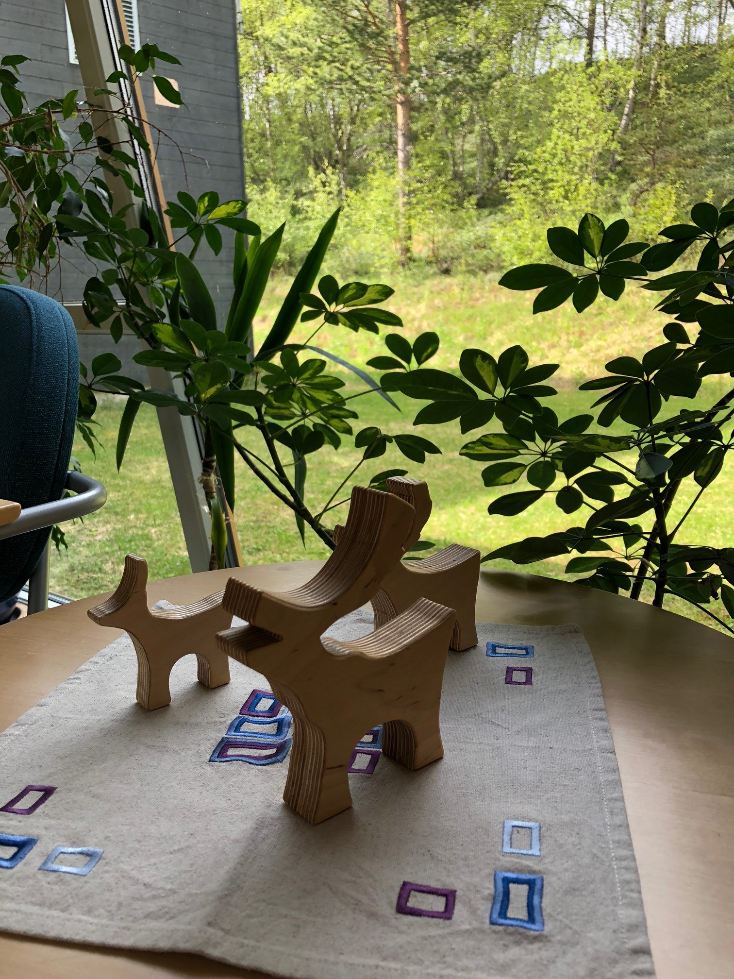 Et treleketøy på et bord