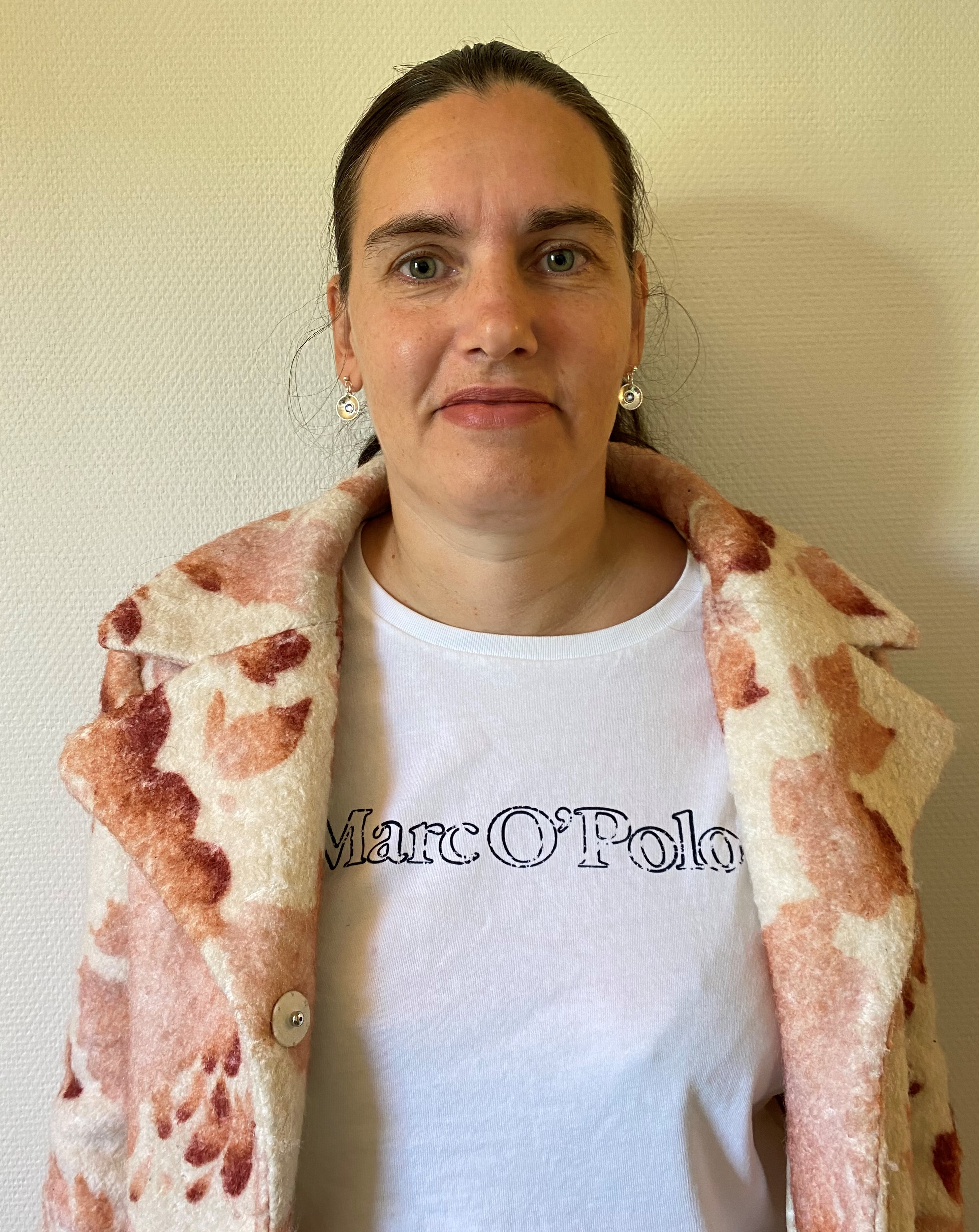 En mann med en tatovering på armen