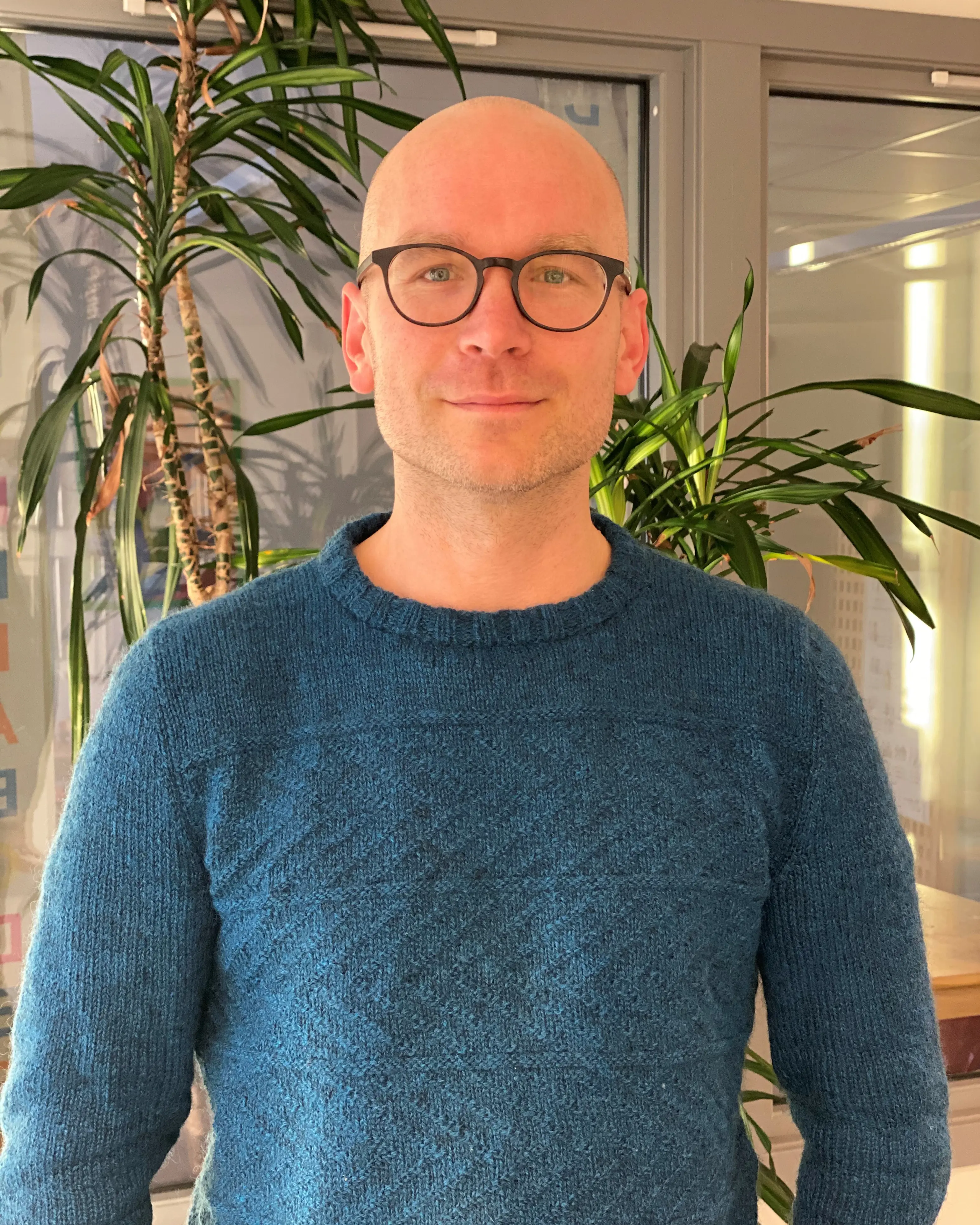 En mann med briller