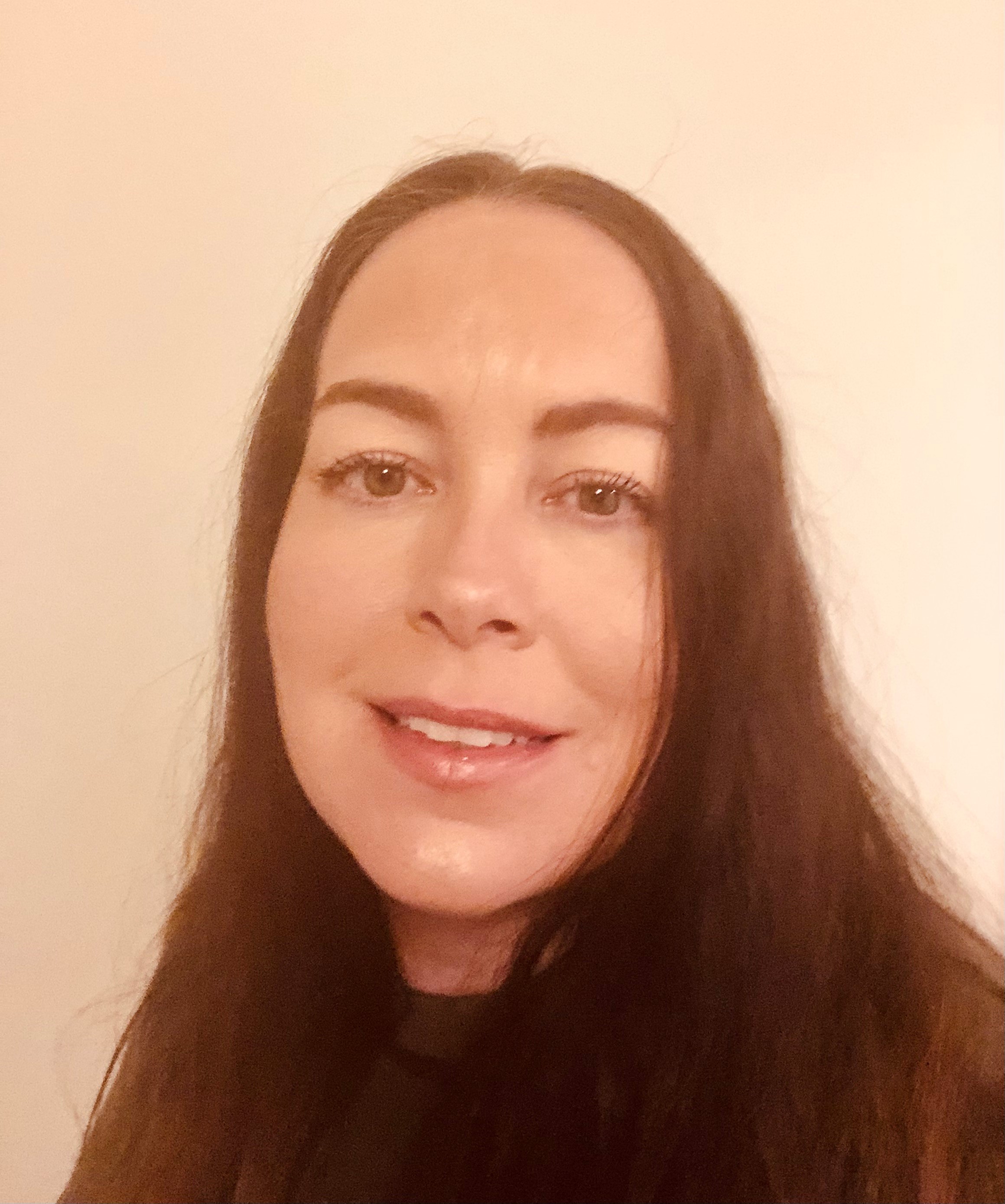 En kvinne med langt hår