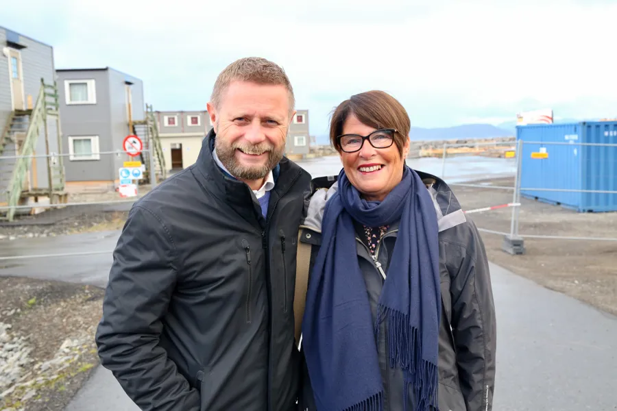 En mann og kvinne som poserer for et bilde