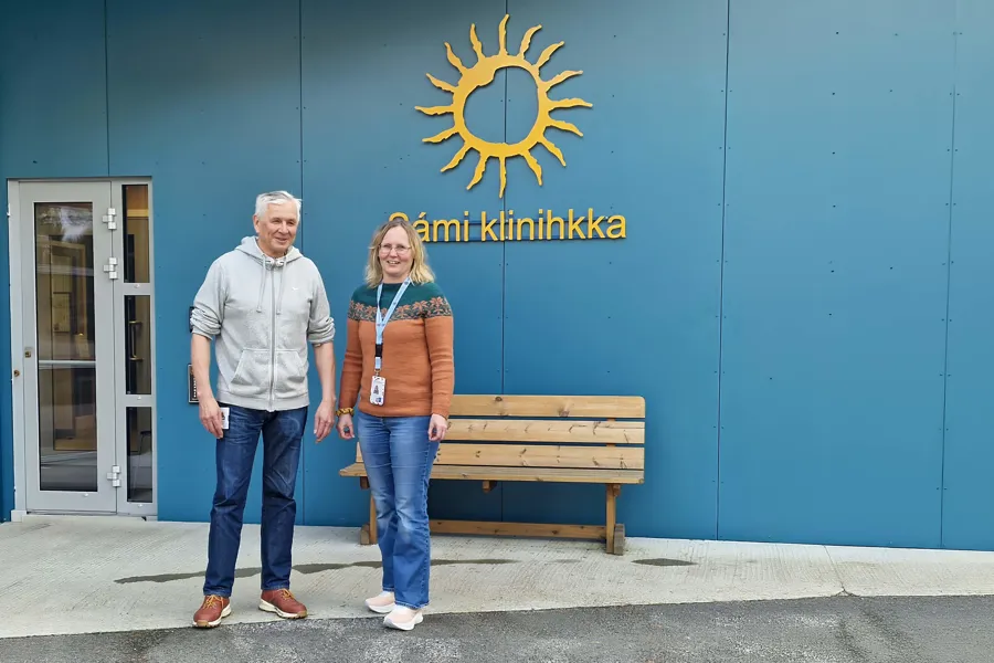 To ansatte utenfor Sámi klinihkka.