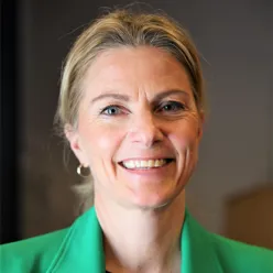 Et nærbilde av en mann som smiler