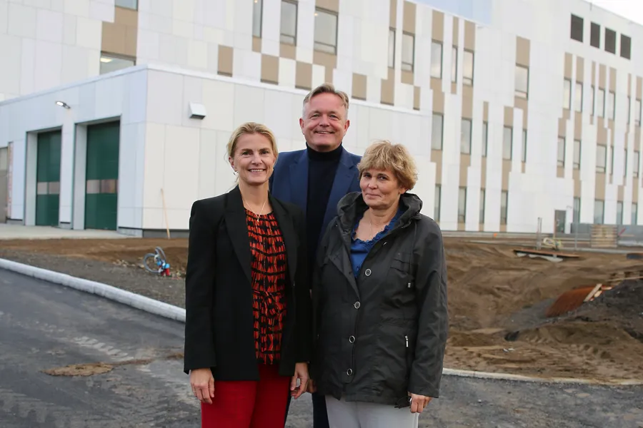 Styreleder Lena Nymo Helli sammen med påtroppende administrerende direktør Ole Hope og konstituert adm. dir. Vivi Brenden Bech foran nye Hammerfest sykehus. Foto: Eirik Palm, Finnmarkssykehuset