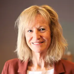 En person med blondt hår