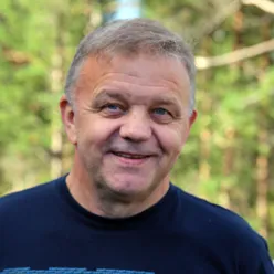 En mann som smiler til kameraet