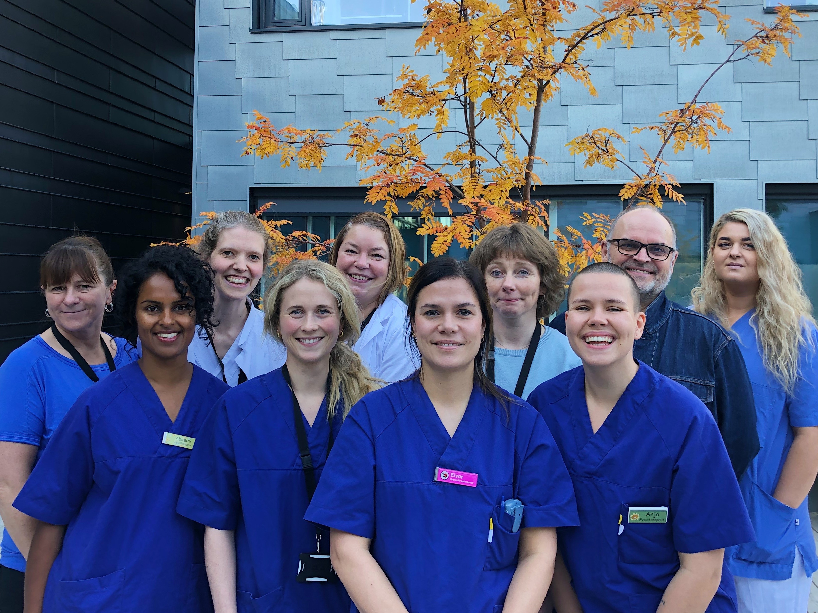 En gruppe mennesker iført blå skjorter