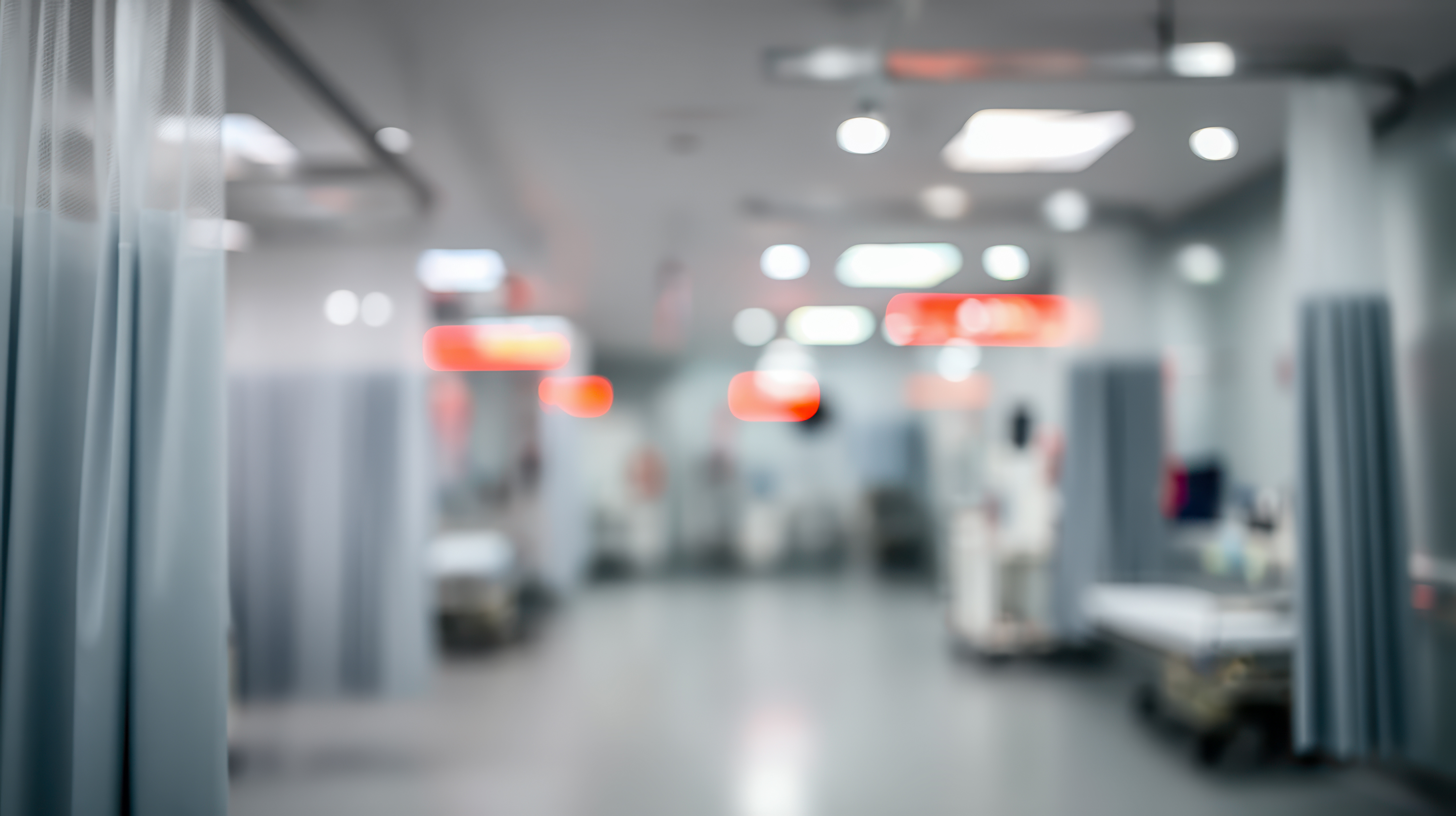 Et uklart bilde av en travel flyplass