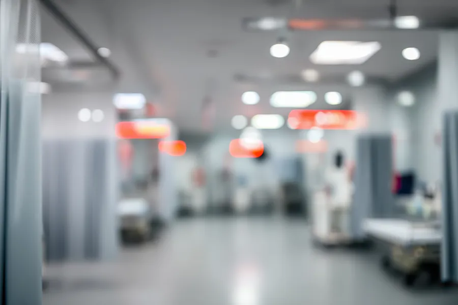 Et uklart bilde av en travel flyplass