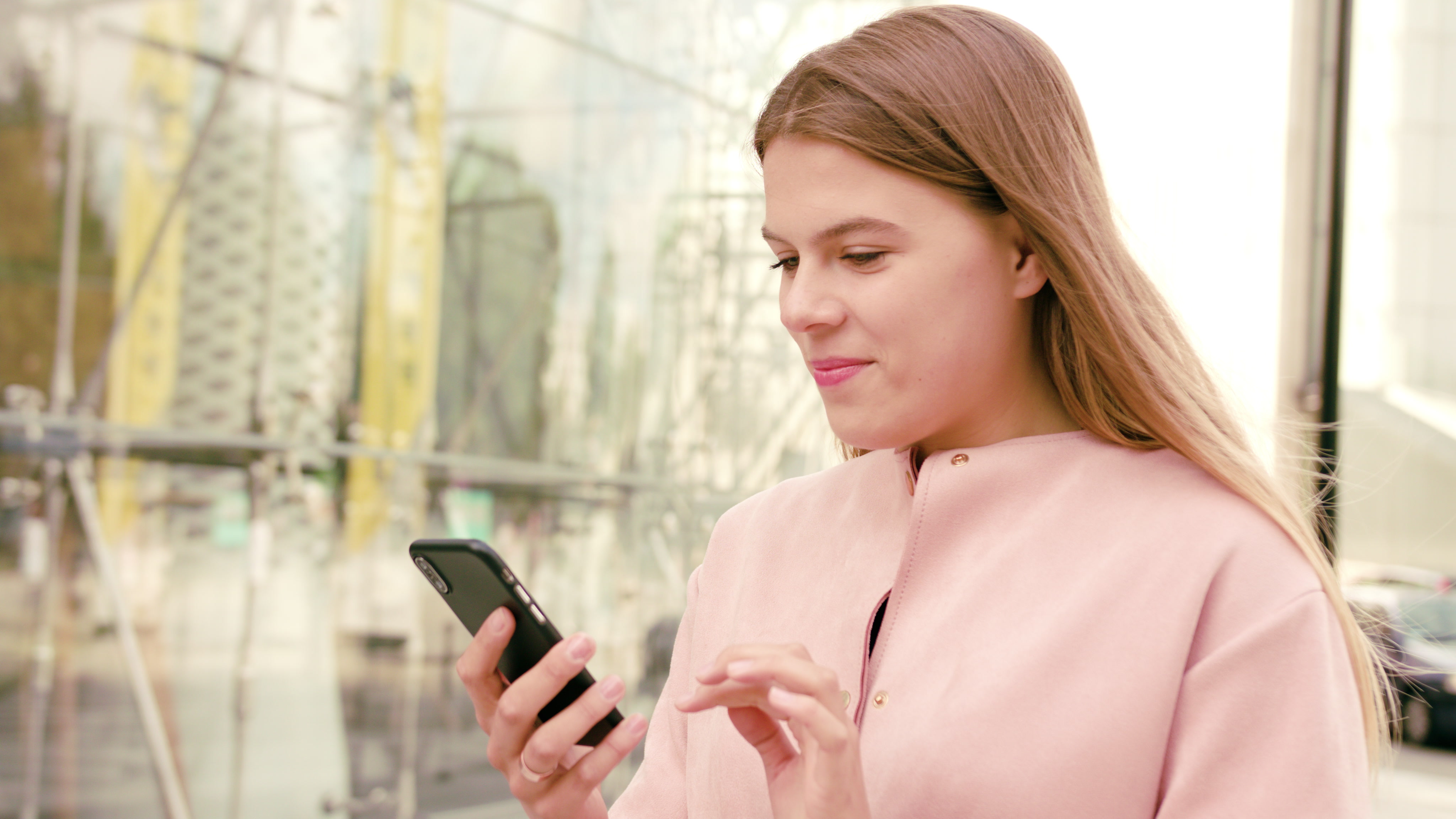 En kvinne som ser på telefonen sin