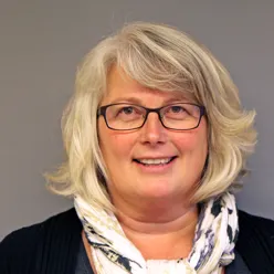 En kvinne med blondt hår