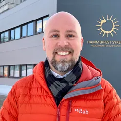 En mann iført rød jakke