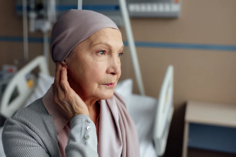 Illustrasjon av dame uten hår med kreftsykdom fra Colourbox