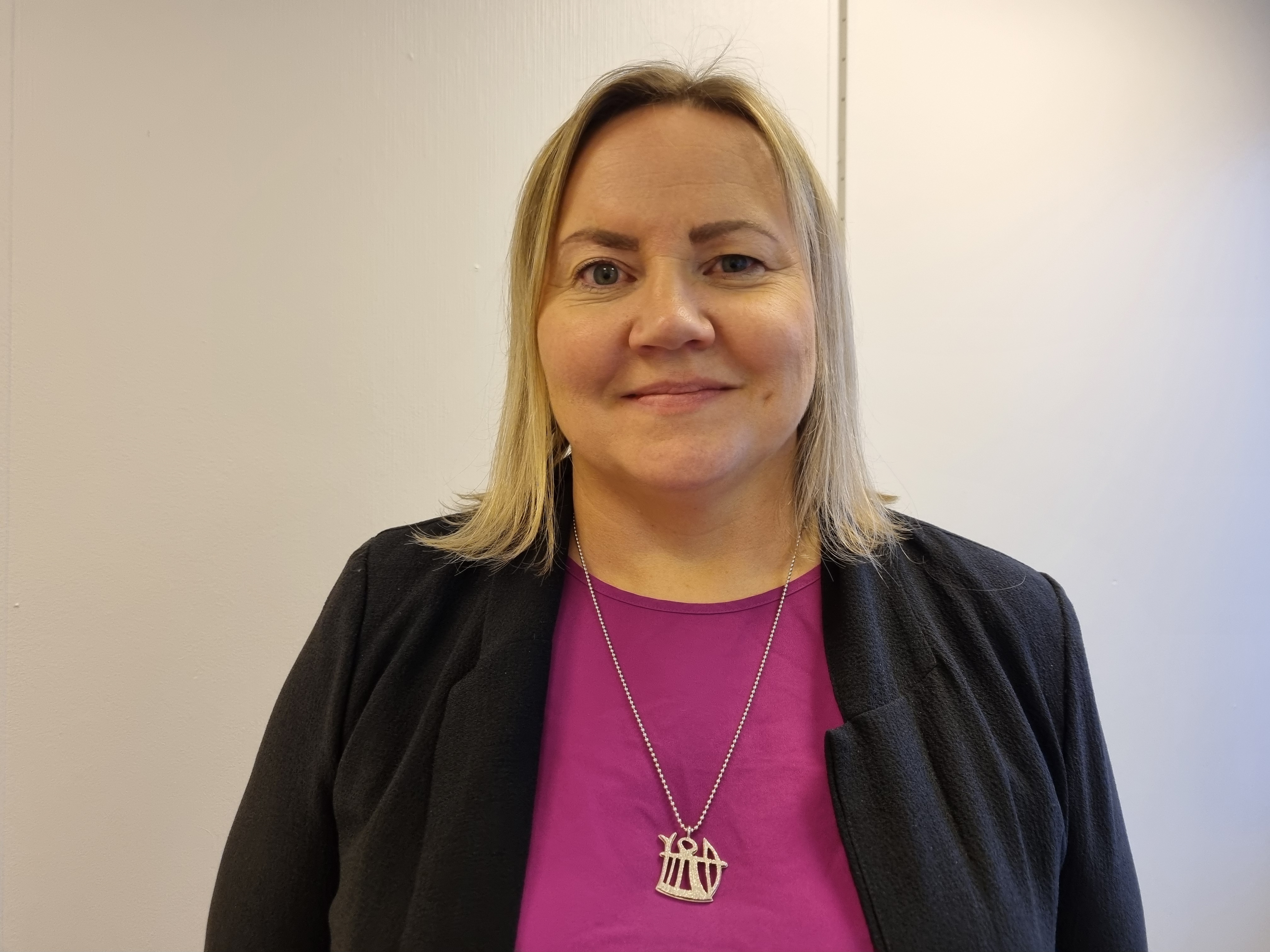 En person som har på seg en lilla skjorte