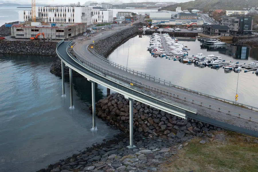 En vannmasse med båter og bygninger langs den