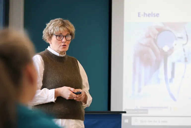 En person som står foran en skjerm