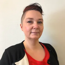 En person som har på seg en ryggsekk