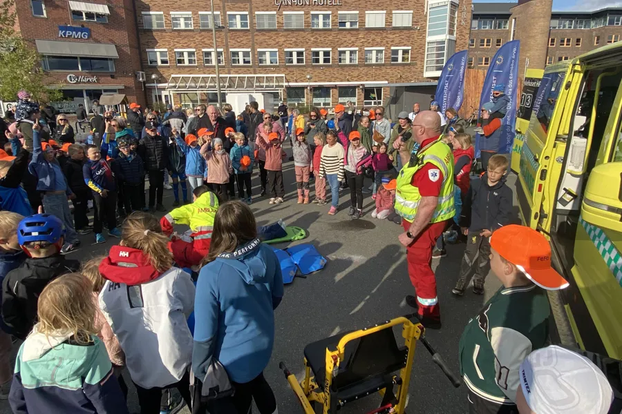 En gruppe mennesker som ser på en person i et plagg