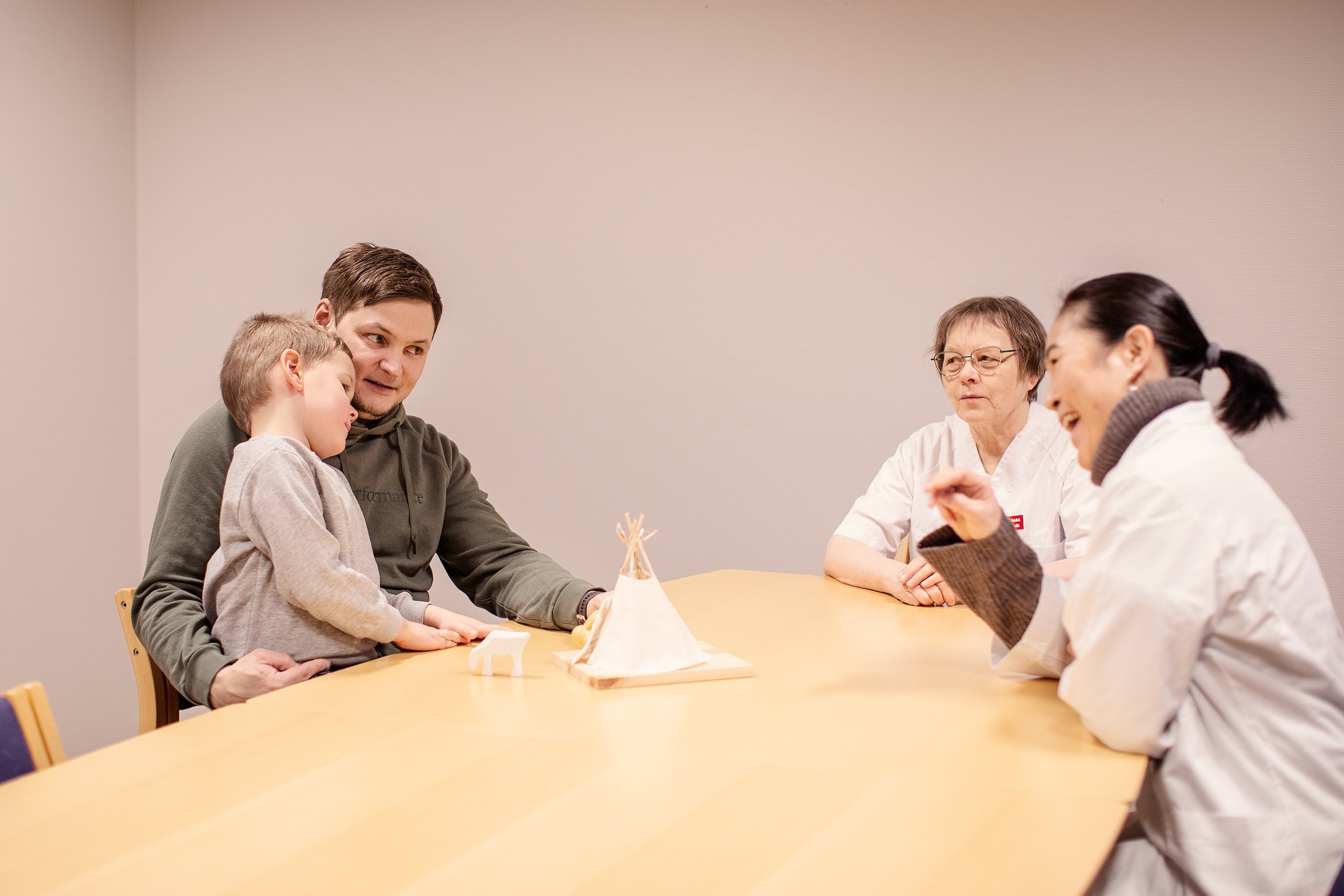 En gruppe mennesker som sitter rundt et bord