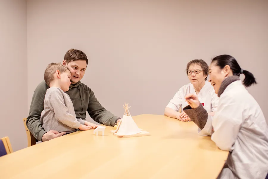 En gruppe mennesker som sitter rundt et bord