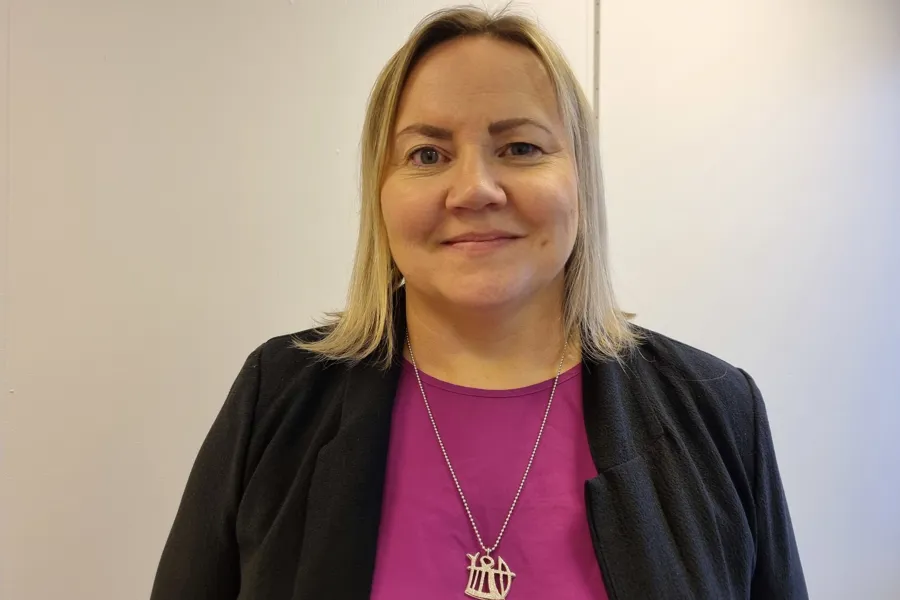 En person som har på seg en lilla skjorte