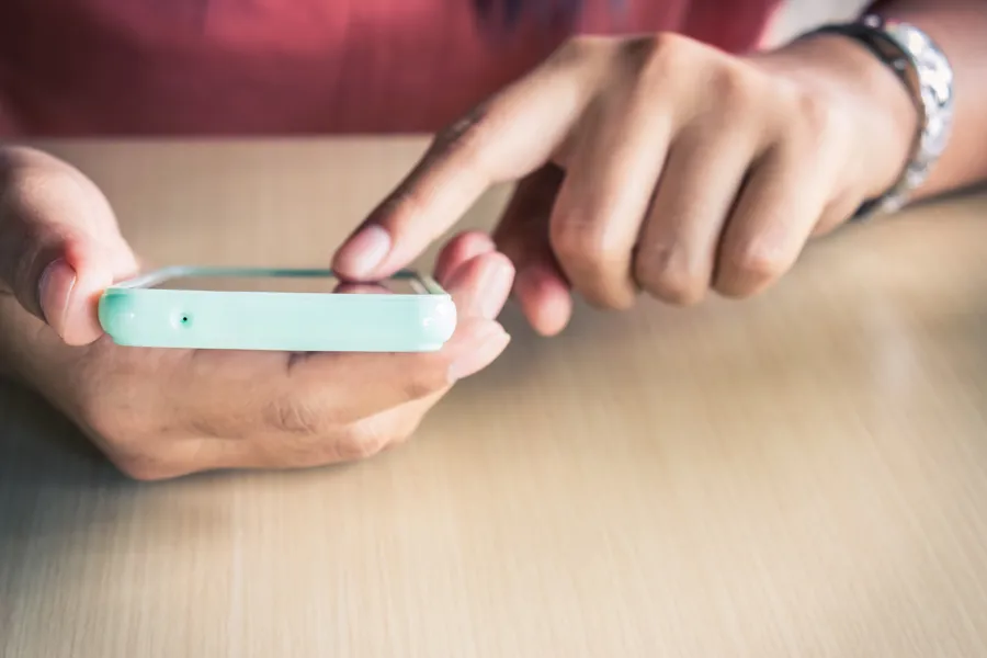 En person som holder en liten enhet