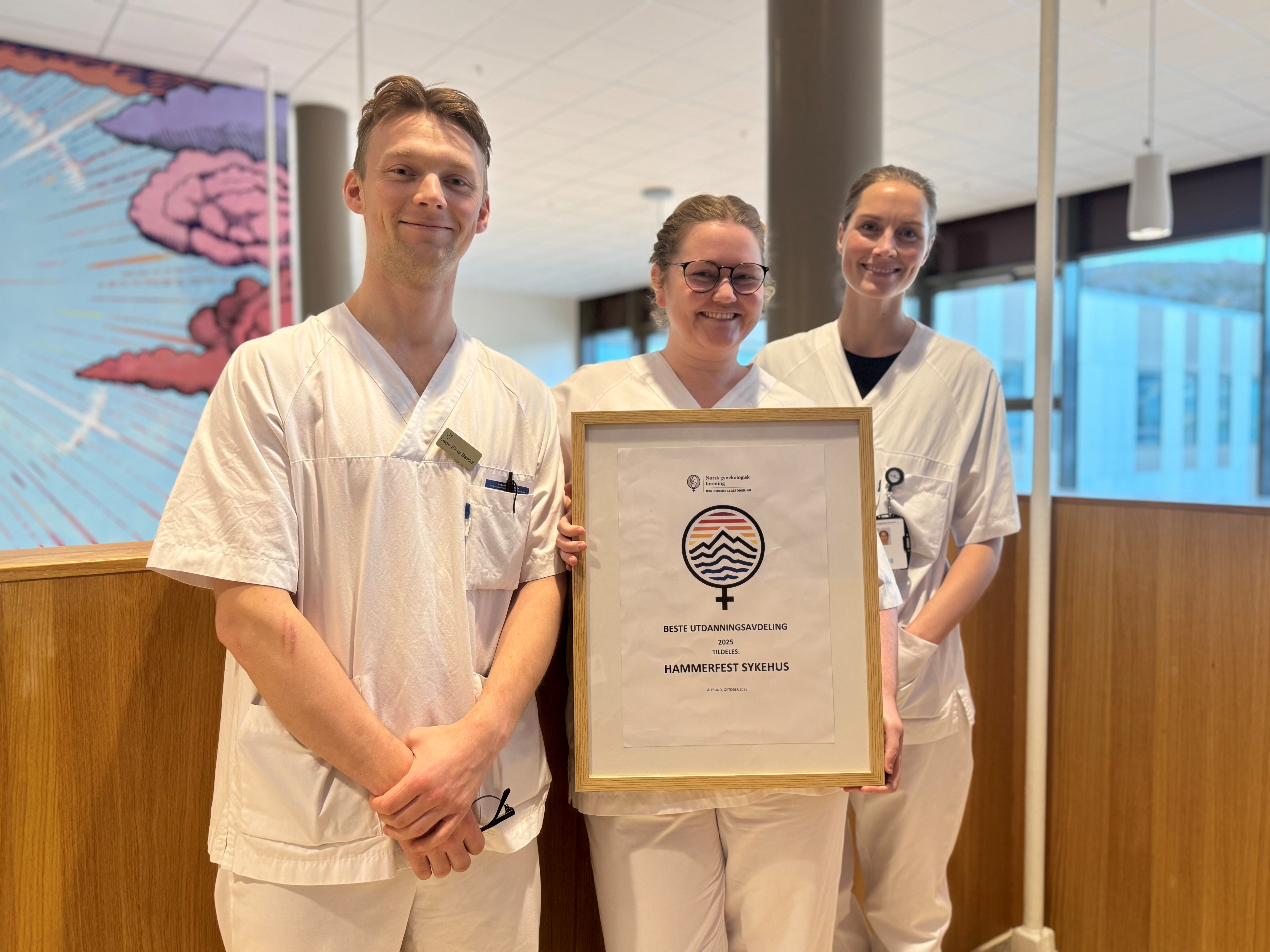 En gruppe menn som har et sertifikat