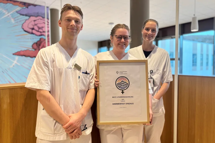 En gruppe menn som har et sertifikat