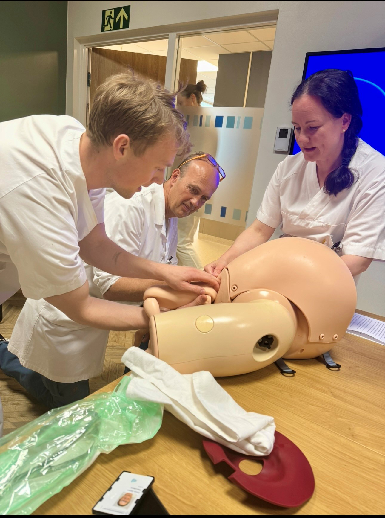 En gruppe mennesker i hvite laboratoriefrakker som jobber med et stykke papir