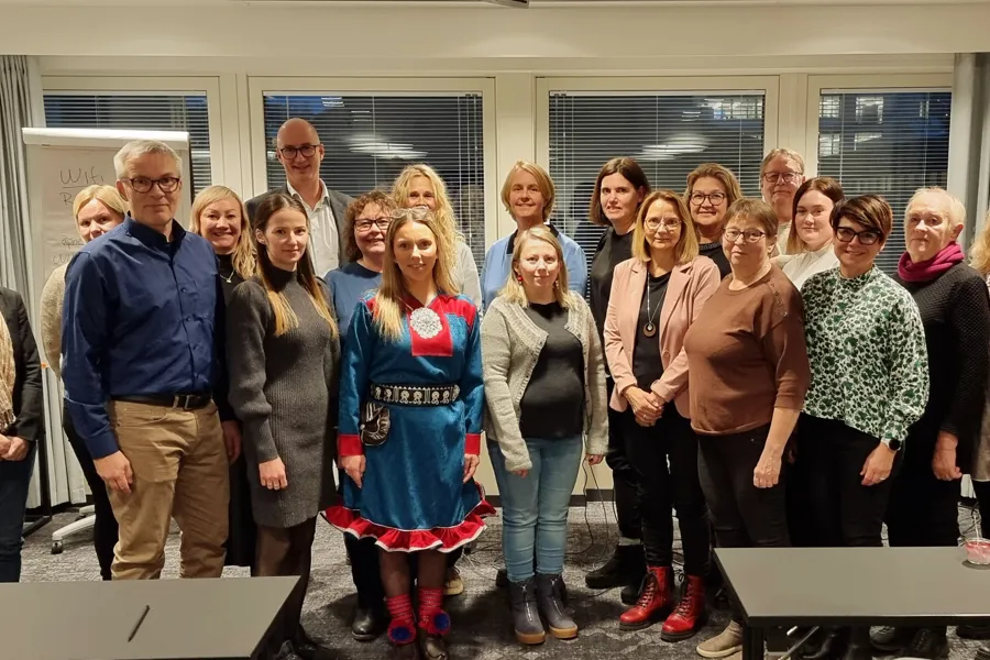 En gruppe mennesker som poserer for et bilde