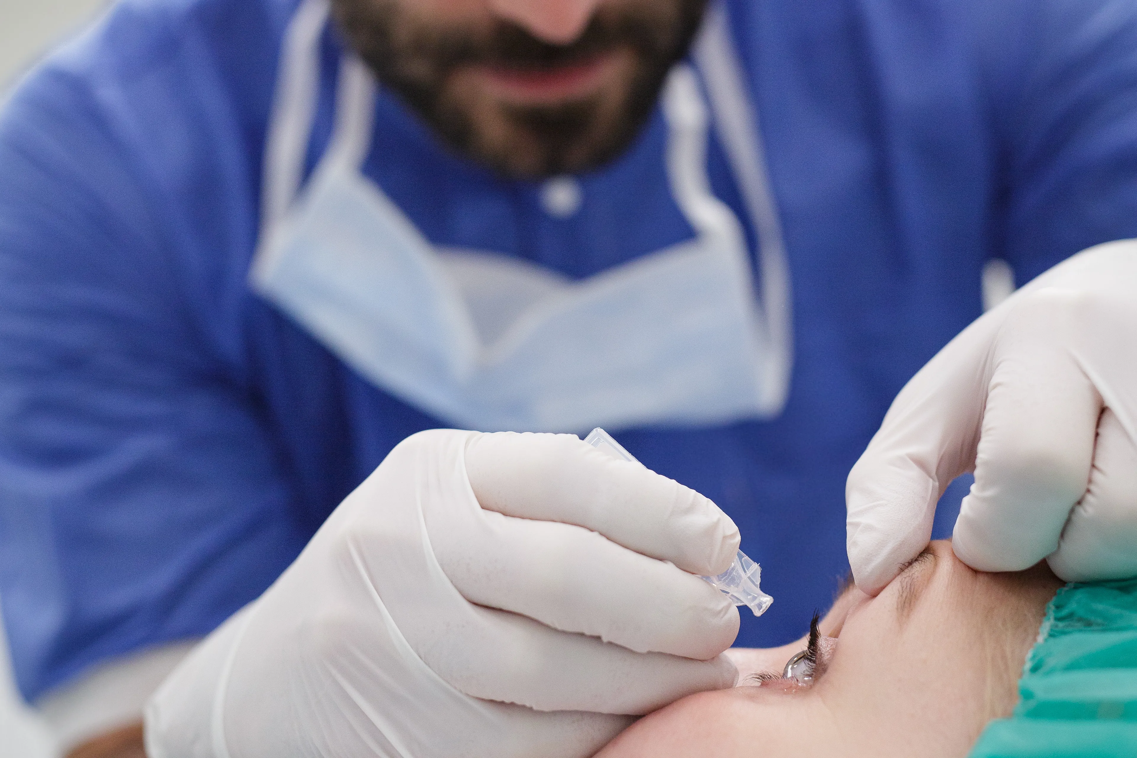 Nærbilde behndling øye