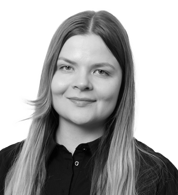 En kvinne med langt hår