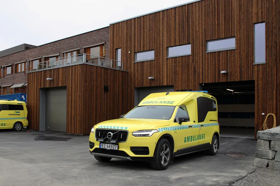 Bilde av ambulansebil utenfor Alta ambulansestasjon.