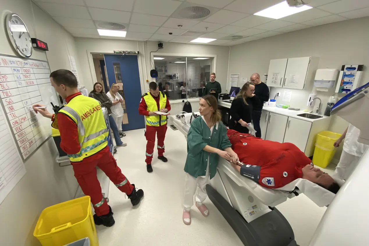 En gruppe mennesker i et rom