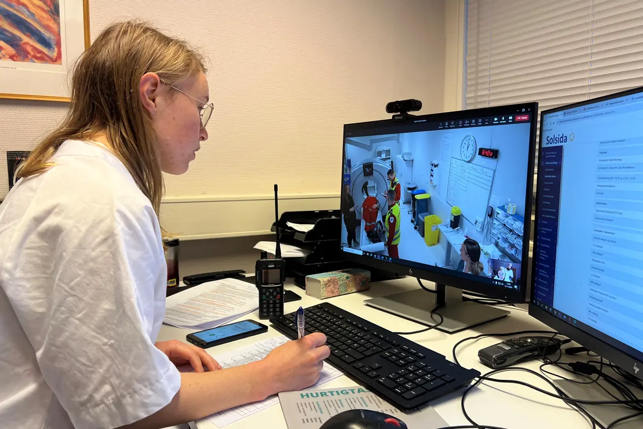 En mann som jobber på en datamaskin