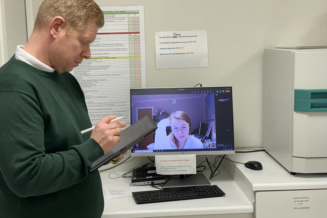 En mann som ser på en dataskjerm