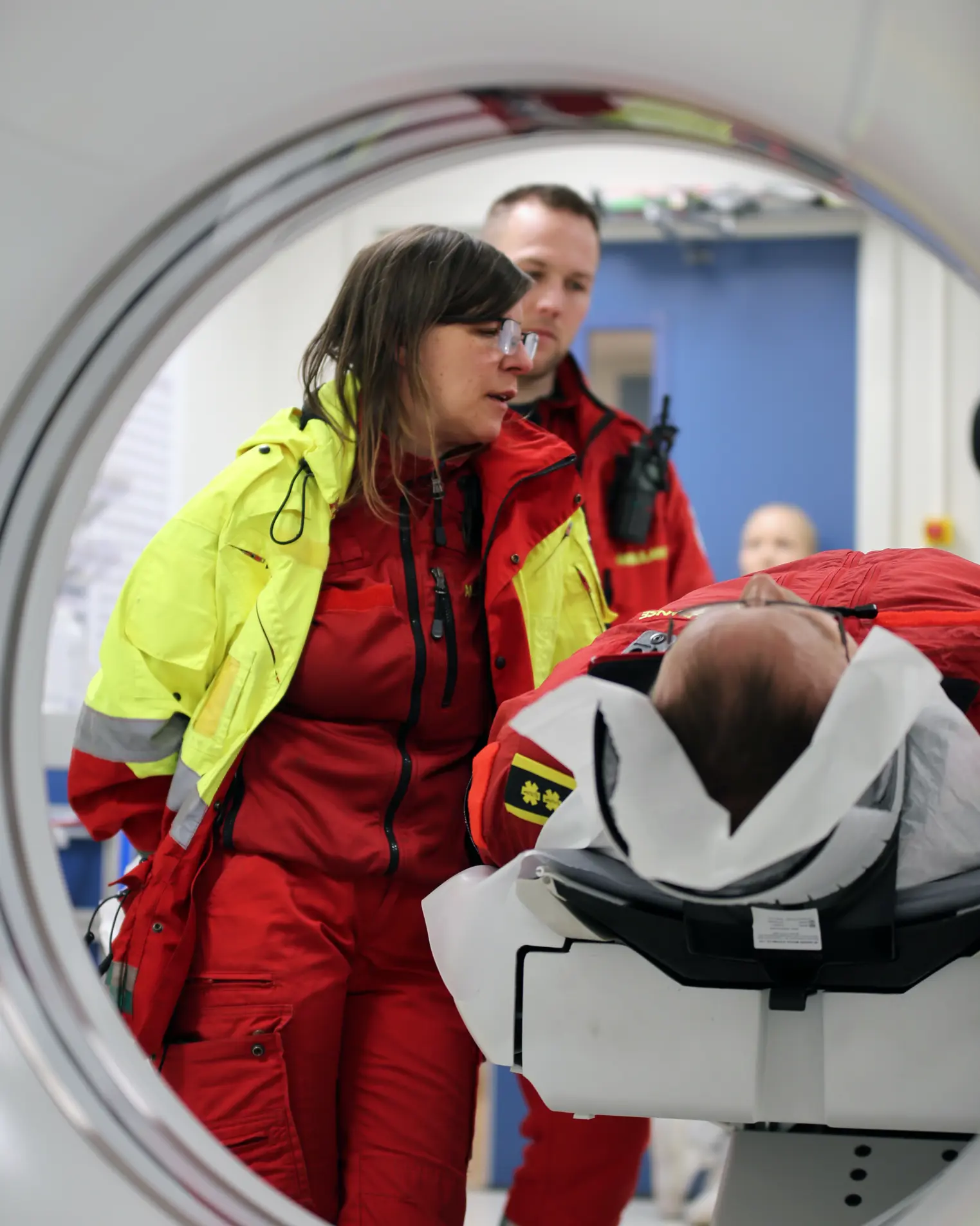 En mann og kvinne i rød jumpsuit i et fly