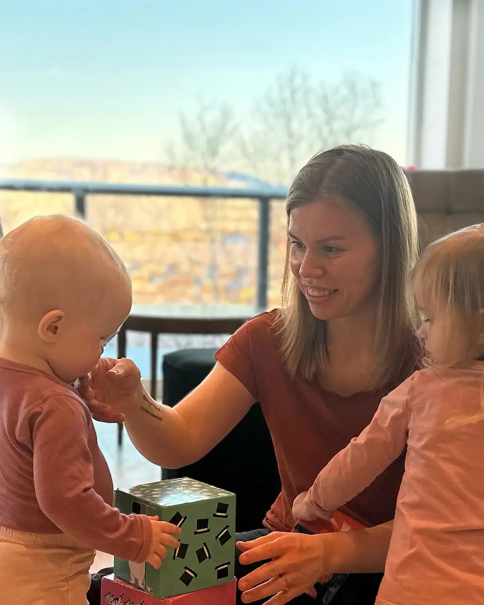 En person som holder en baby