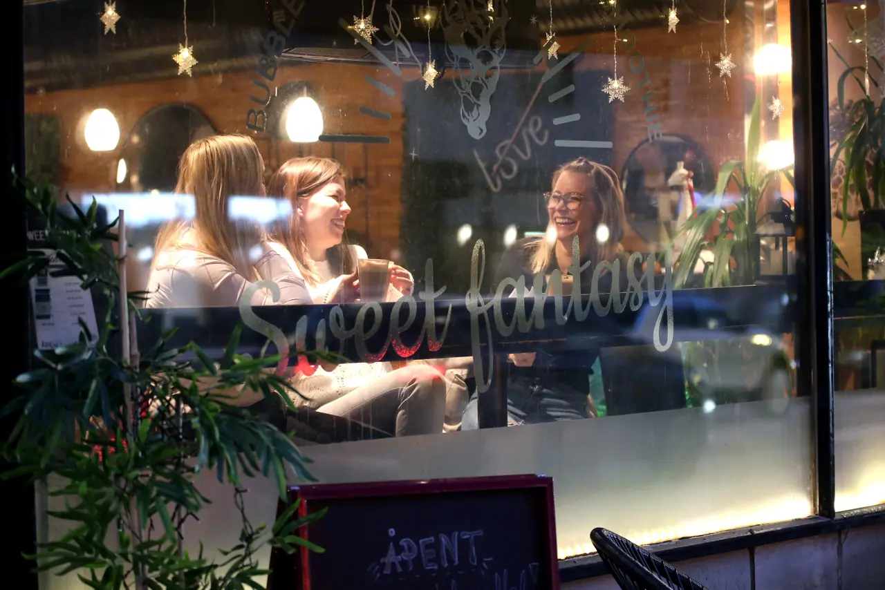 En gruppe mennesker som sitter i et vindu